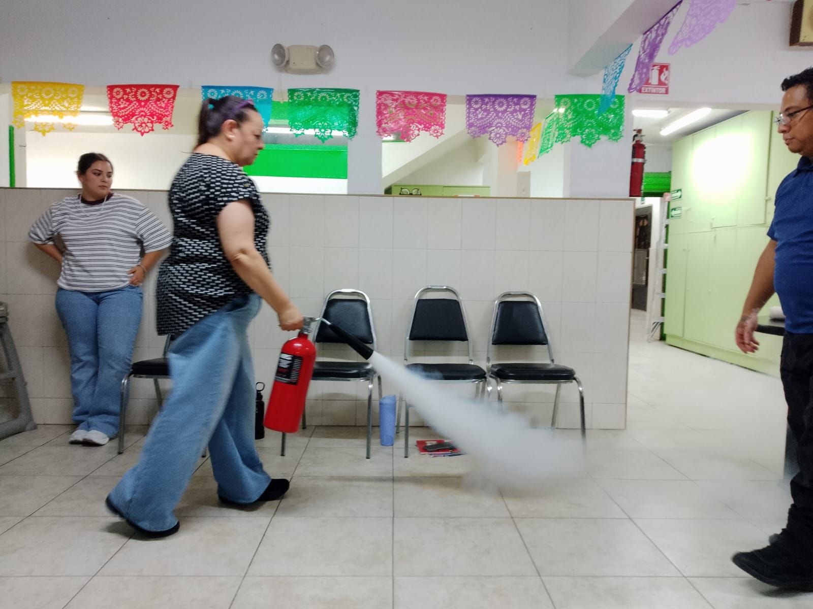 Práctica con extintor de CO2 en interiores