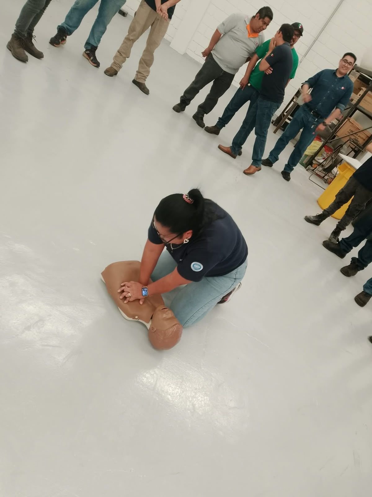 Participante practicando RCP con maniquí
