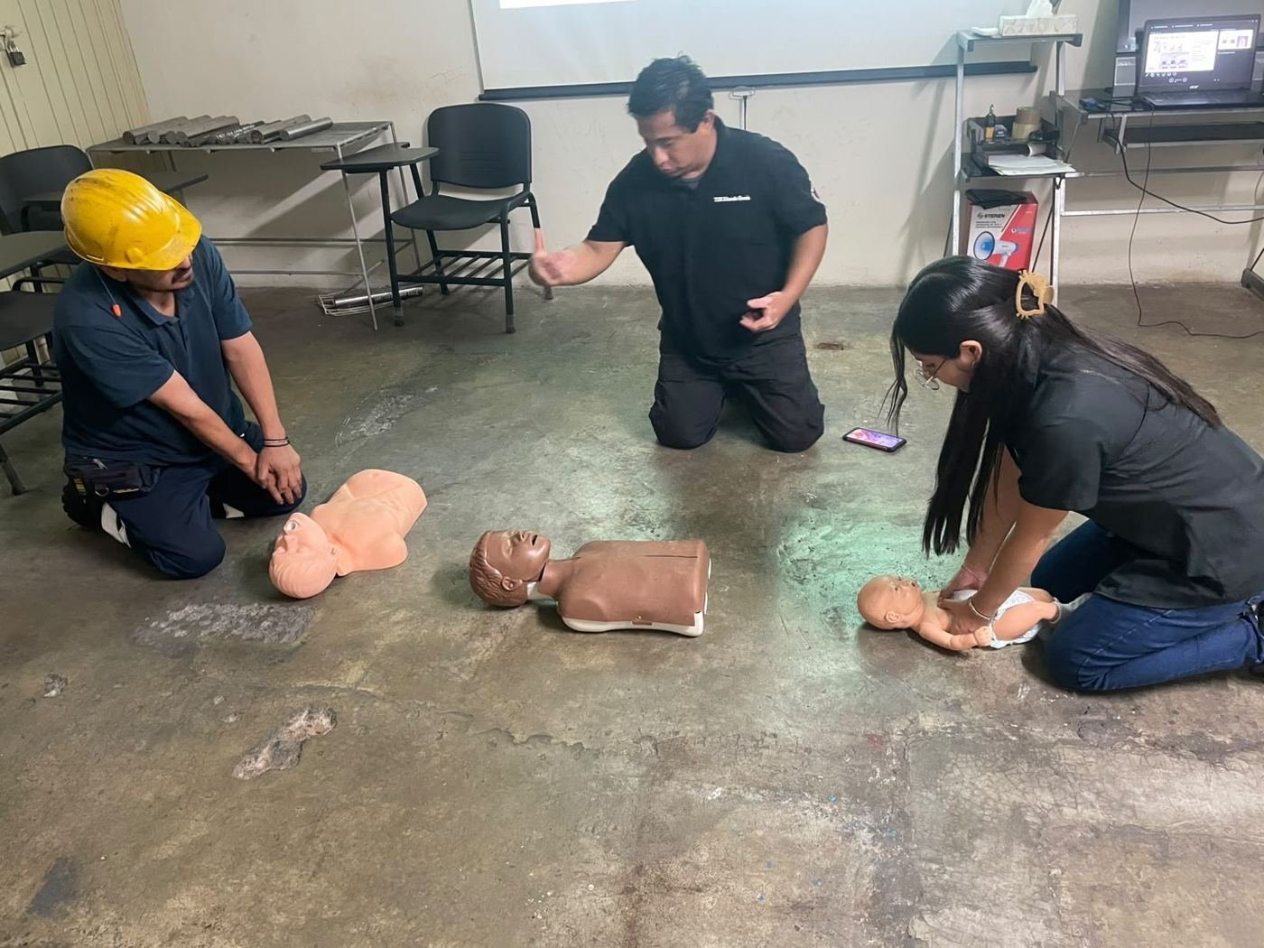 Participantes practicando reanimación con maniquíes