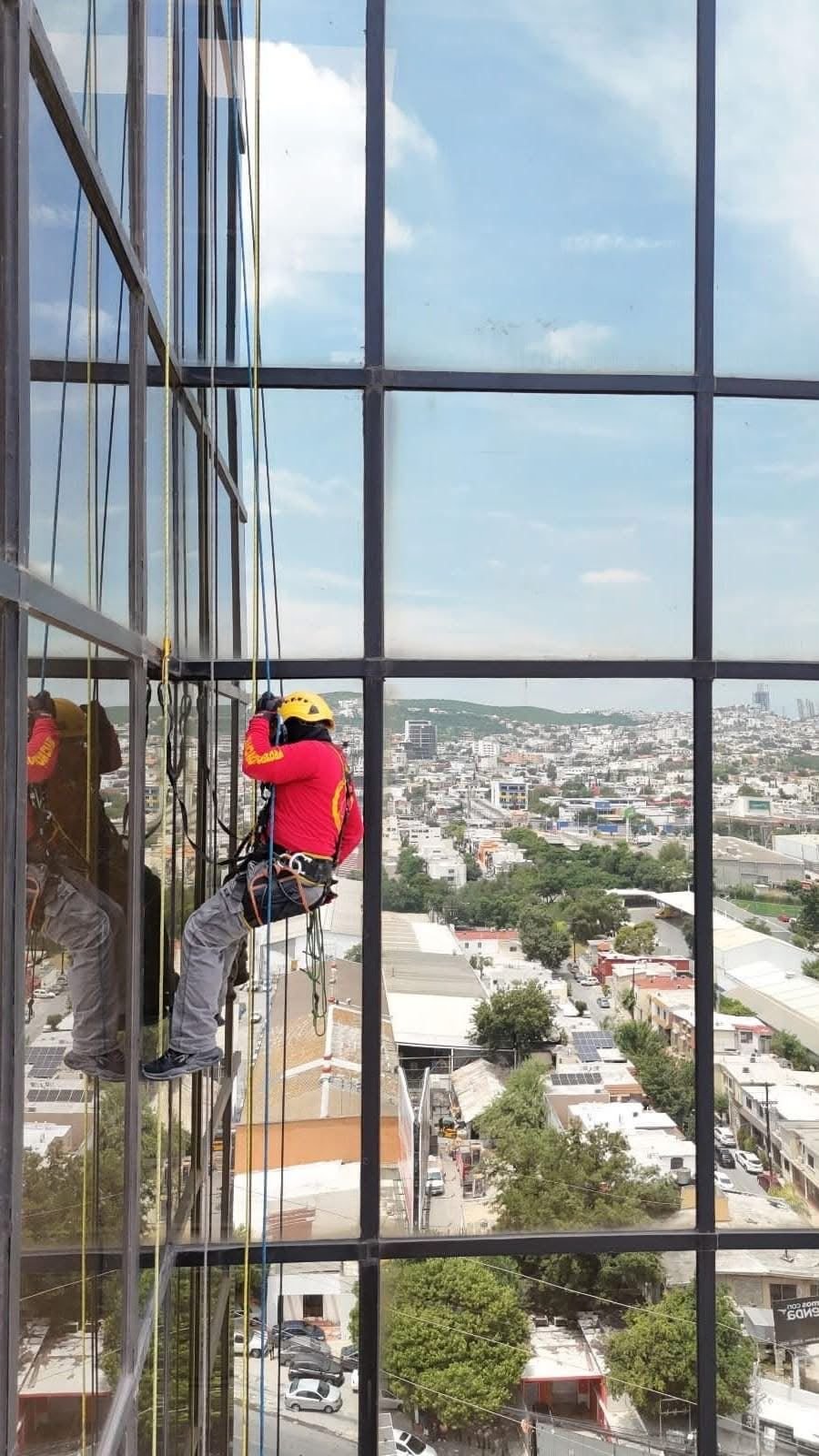 Rescatista descendiendo en rappel por la fachada de un edificio