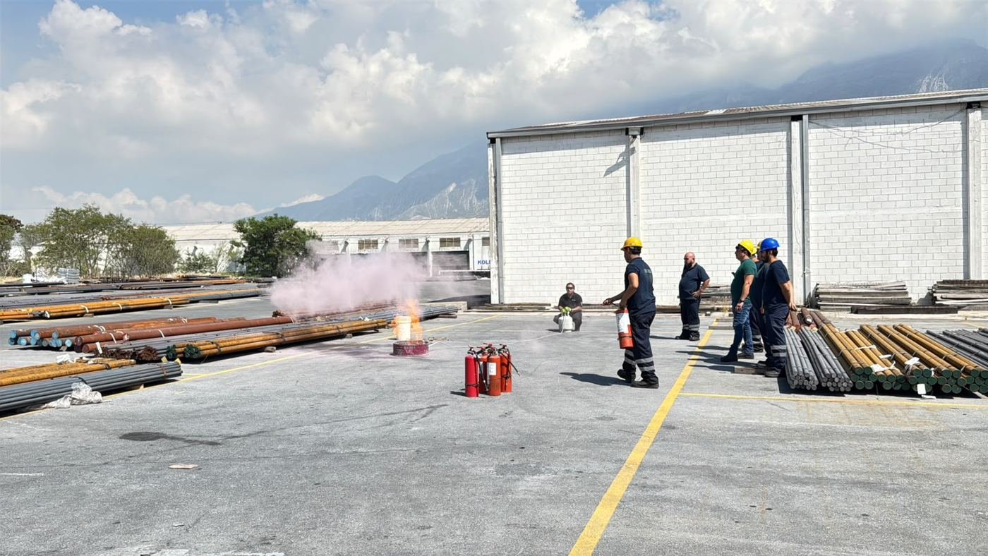 Simulacro de combate de incendios en patio de maniobras
