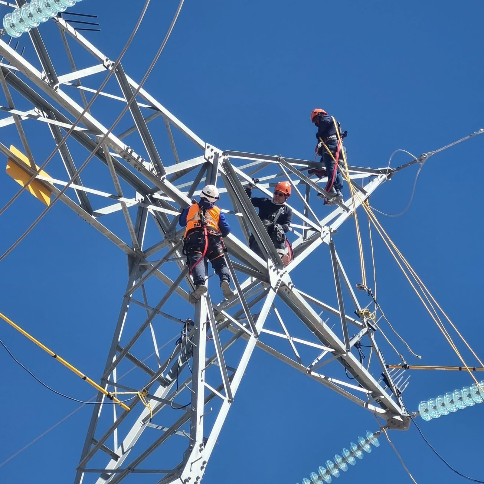 Brigada realizando trabajos en altura sobre una torre de alta tensión